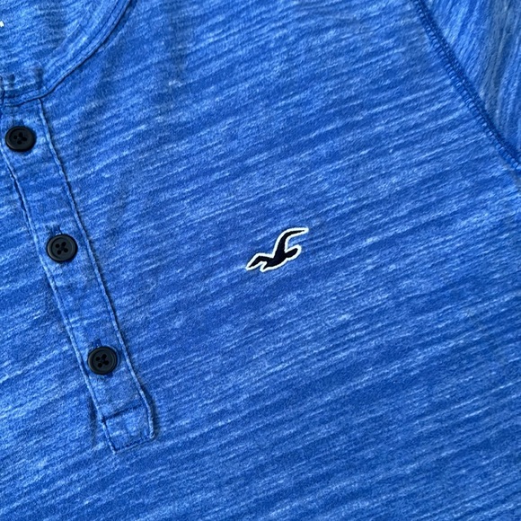 Hollister Henley Tee like new! 3 button with curved finish for nice untuck look - Picture 3 of 3
